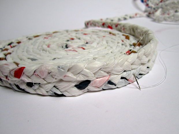 Плетем очаровательные корзинки из полиэтиленовых пакетов поделки,рукоделие,самоделки,своими руками,сделай сам