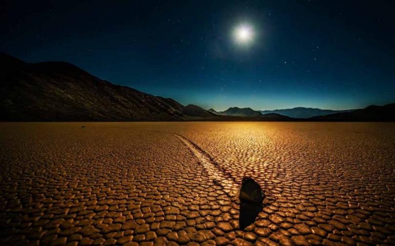 Движущиеся камни Долины Смерти (© Trey Ratcliff)
