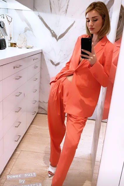 В тренде: Рози Хантингтон-Уайтли примерила коралловый брючный костюм Звездный стиль