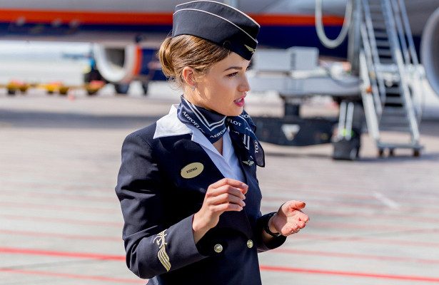 Секреты профессии: зачем стюардессам на самом деле нужен платок на шее?