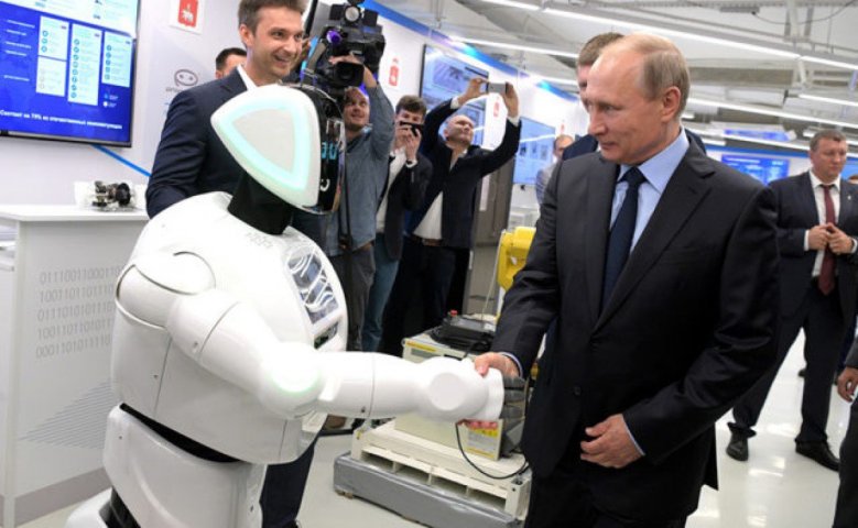 Сергей Лесков. Путин выбирает искусственный интеллект роботов, не выходящих на протест