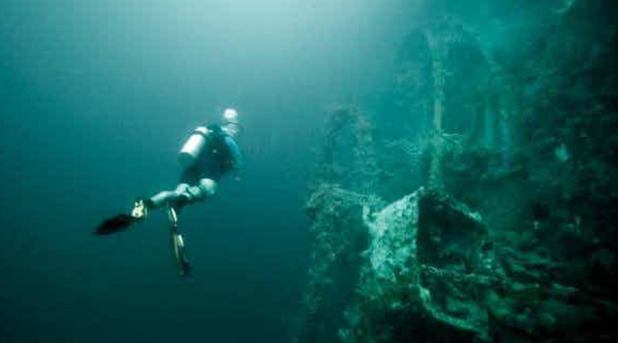 Корабль-призрак
В 2010 году группа дайверов погрузилась в Балтийское море. Исследователи искали сбитый во Второй мировой войне самолет, а наткнулись случайно на самый настоящий корабль-призрак. Если верить анализам, построен он был еще в XVII веке и скорее всего (судя по косвенным признакам) принадлежал голландцам. Однако, совершенно неясно, что голландское судно делало в тех водах и как умудрилось затонуть.