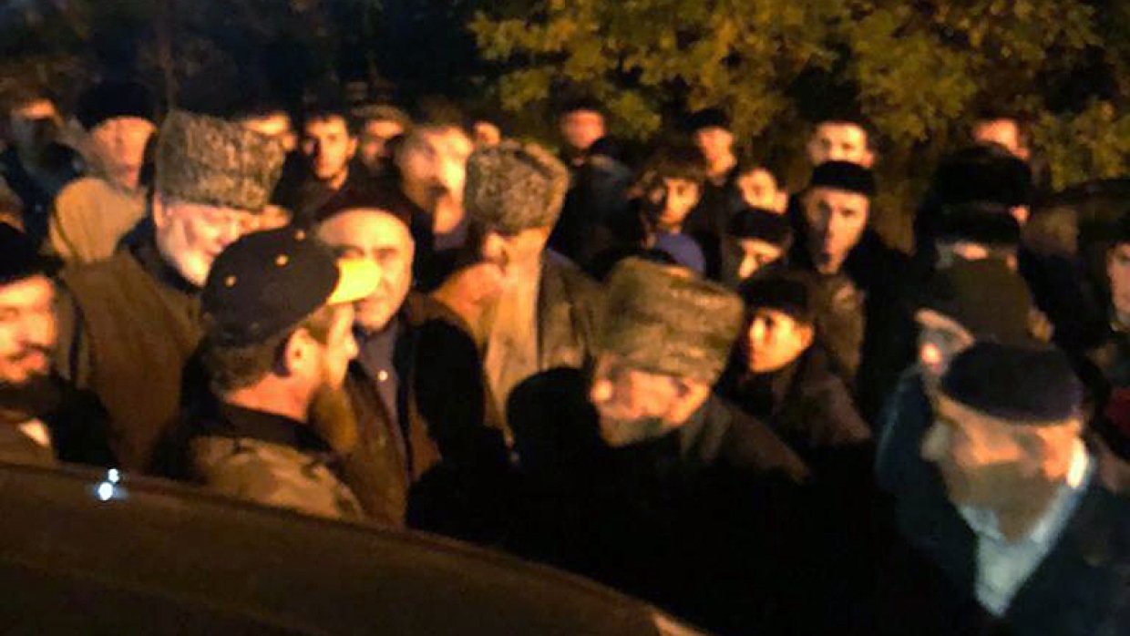 Мы обнялись: Кадыров провел дружескую беседу с жителями Ингушетии