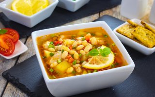 Суп с куриным филе, фасолью и томатами