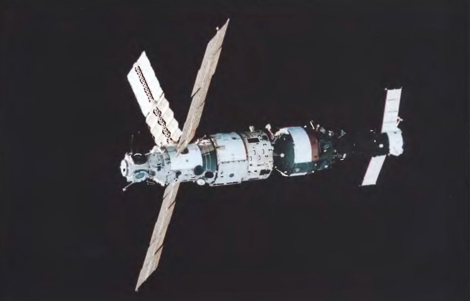 ​Базовый блок комплекса «Мир» с модулем «Квант» и кораблём «Союз ТМ-4» в полёте; декабрь 1987 года. РКК «Энергия» - Секретная «Заря» | Warspot.ru