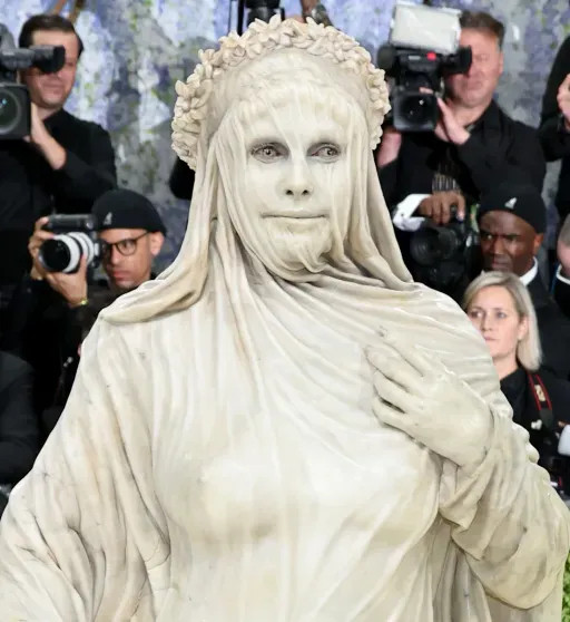 13 неудачных образов Met Gala: Хайди Клум в образе статуи, Хейли Бибер в золоте и 
