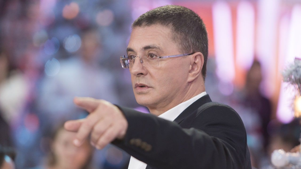 Врач Мясников рекомендовал исключить употребление газировки для профилактики остеопороза