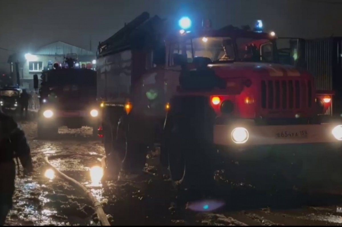 Крупный пожар произошел на заводе автомобилей в Москве