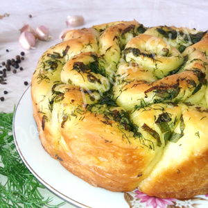 Фото к рецепту: Булочка с зеленью в духовке. Вкуснее не бывает!