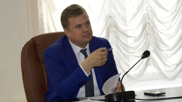 Челябинский суд приостановил производство по иску мэра Троицка к государству