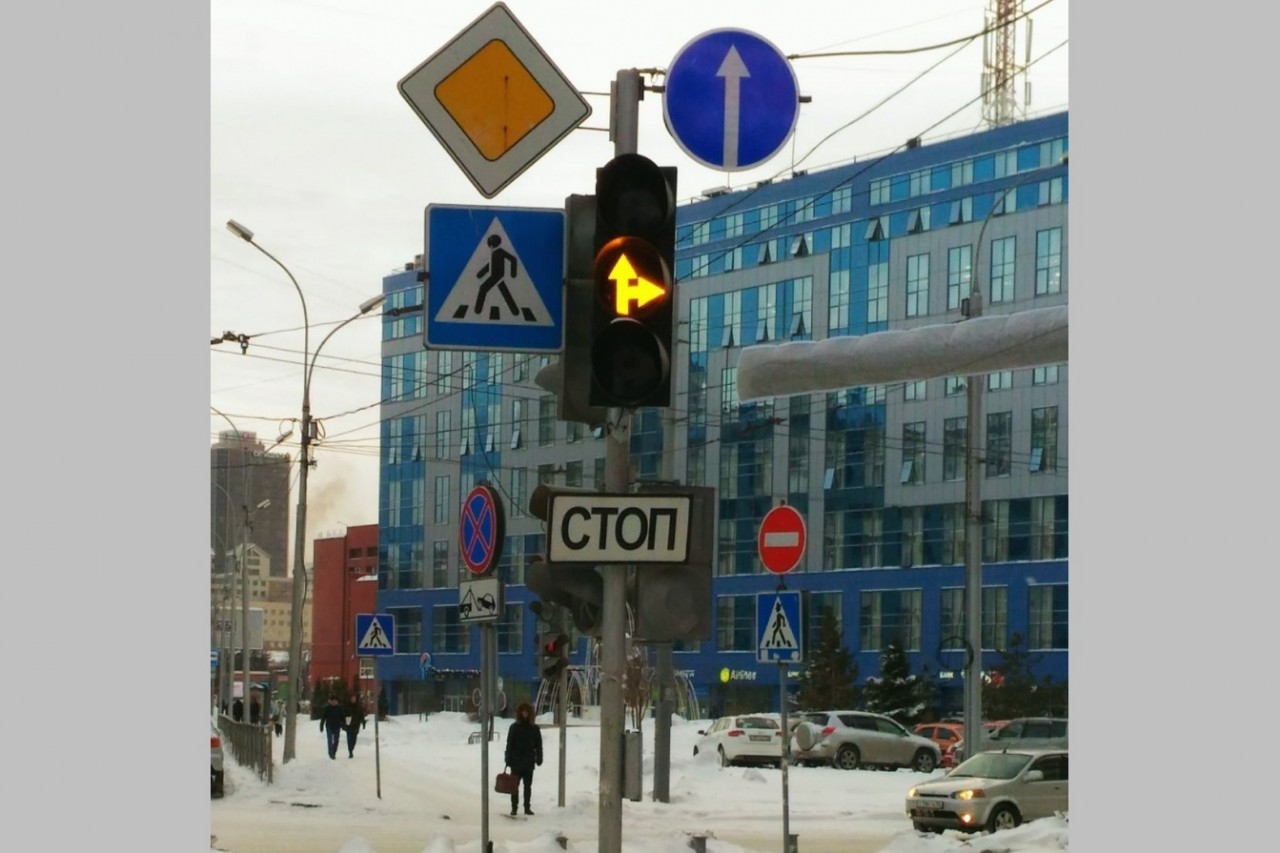 Дорожная разметка противоречит знаку. Дорожные знаки на улицах города. Противоречие дорожного знака ииращметки. Светофор по полосам. Дорожные знаки на перекрестке со светофором.