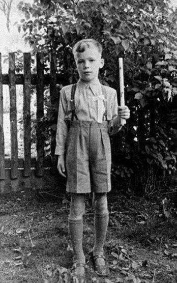 Детство принца Чарльза, молодость королевы и еще 12 архивных фото знаменитостей