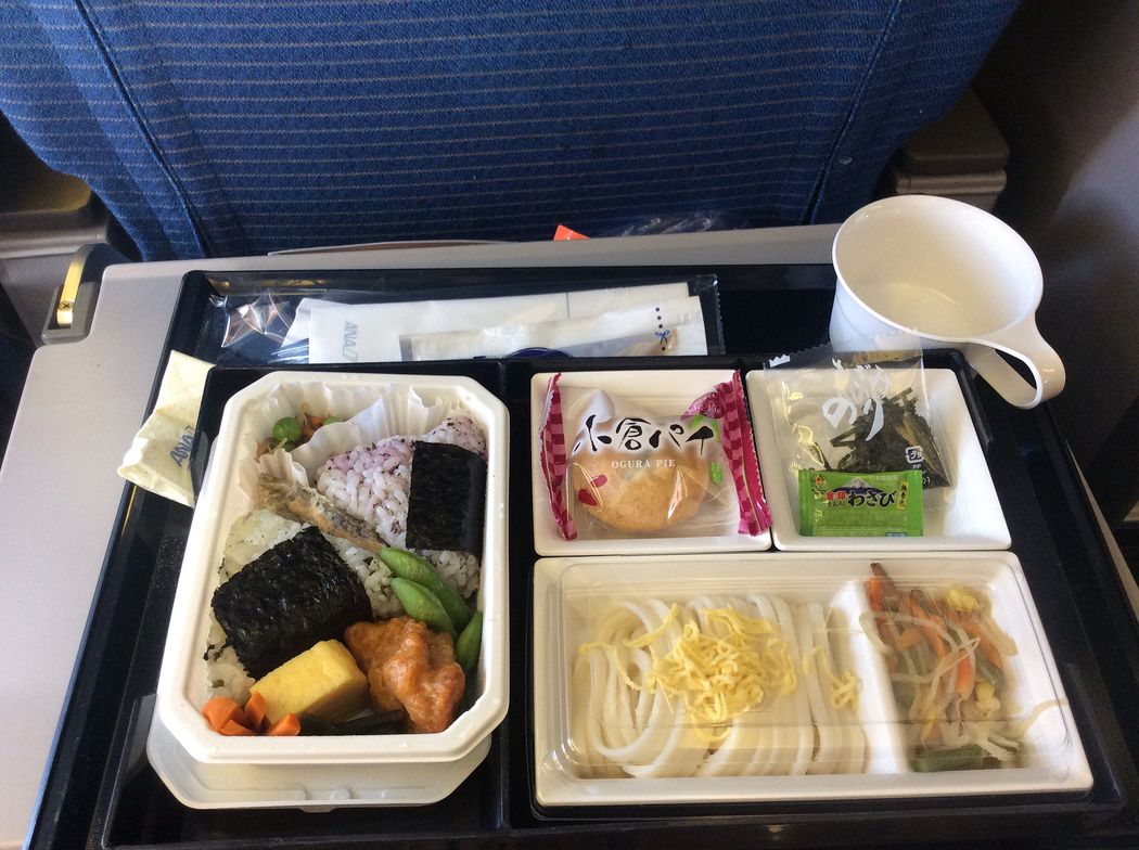 Еда на борту самолета в 15 авиакомпаниях
