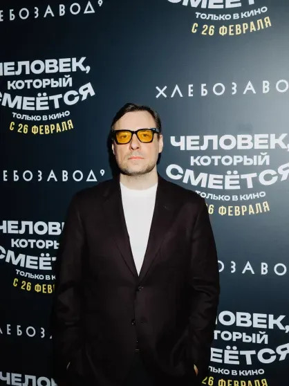 Евгений Цыганов с сыном и дочерью от Ирины Леоновой, Тимур Родригез и Катя Кабак на премьере фильма 