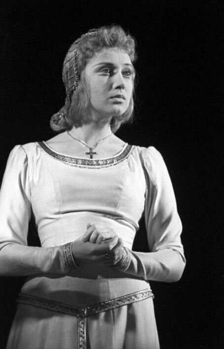 Лирическая актриса занималась боксом и лихачила на машине. История забытой звезды театра и кино Елены Добронравовой Лирическая актриса занималась боксом и лихачила на машине. История забытой звезды театра и кино Елены Добронравовой жизни, актриса, Елена, театра, которых, своей, стало, сцене, ролей, являлась, После, любила, импульсивной, театре, театральной, драме, Добронравова, жизнь, после, Девочка