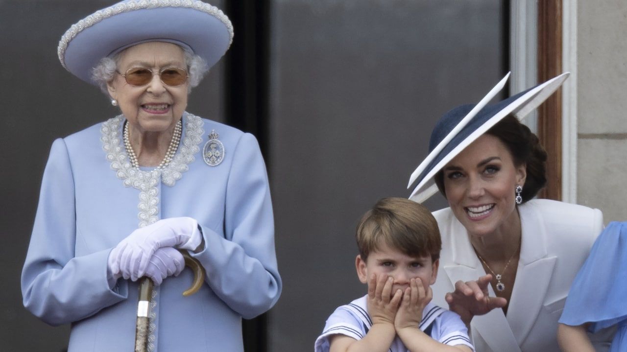 Реакция четырехлетнего принца Луи на смерть Елизаветы II растрогала британцев Общество