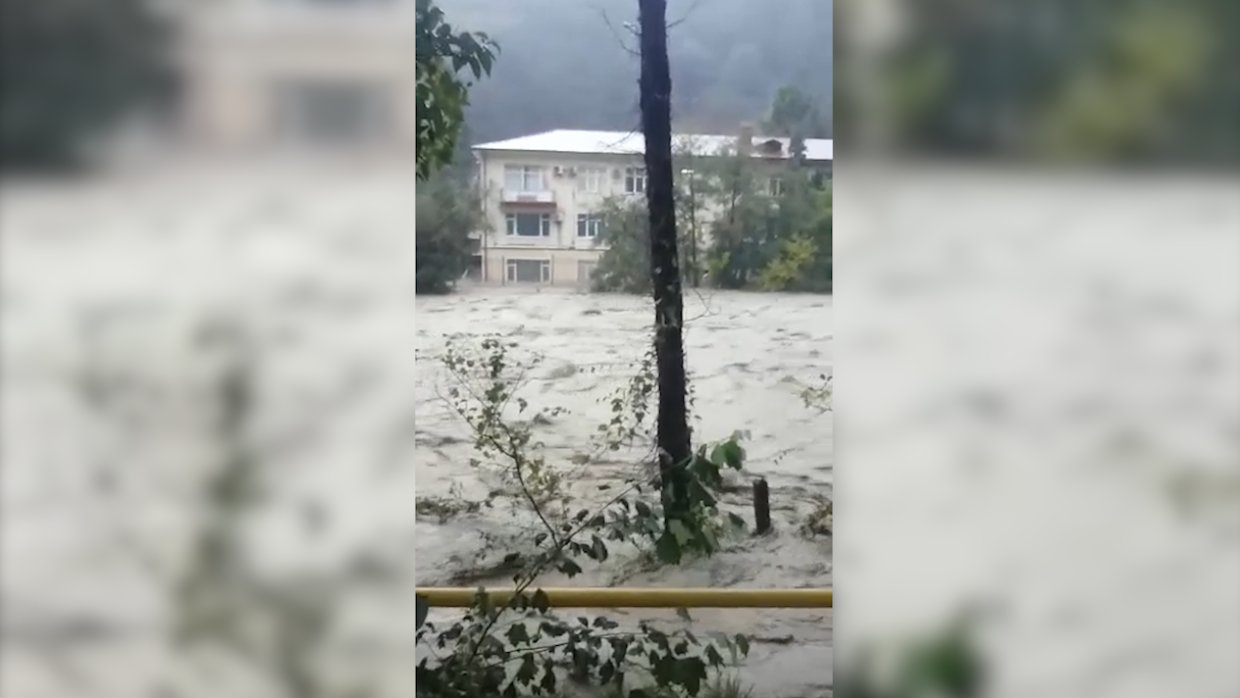 Сильные обильные дожди на юге дальнего. Обстановка в Хосте после наводнения. Река Хоста вышла из берегов. Река Кубань вышла из берегов. Было ли подтопление в июле в Хадыженске.