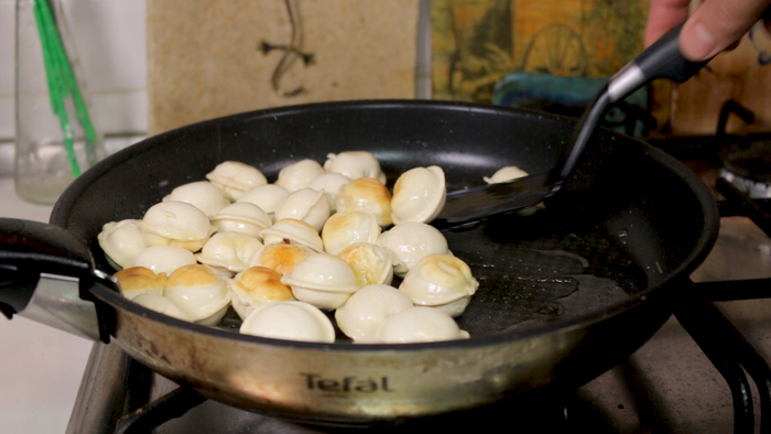 Жареные пельмени со сметаной и сыром в сковороде пельмени, сыром, время, сметаной, будет, огонь, блюдо, Когда, Приятного, аппетита, сковороду, сковороде, минут, чтобы, оставляем, несколько, пельменей, сметаны, масло, минимума