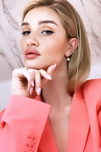 В тренде: Рози Хантингтон-Уайтли примерила коралловый брючный костюм Звездный стиль