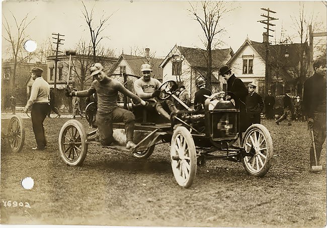 Автополо: опасный вид автоспорта начала XX века, в который играли рисковые парни автомобили