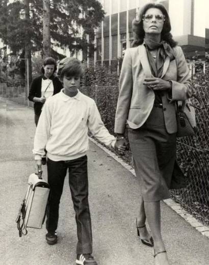Детство принца Чарльза, молодость королевы и еще 12 архивных фото знаменитостей