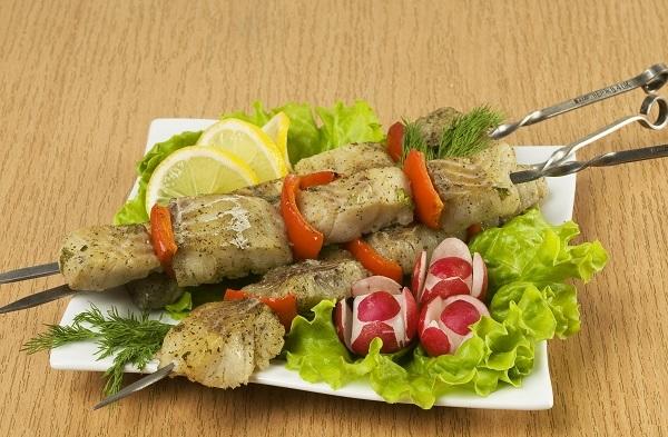 Жарим рыбу на открытом огне: 10 рецептов для гриля и мангала кулинария,рецепты,рыбные блюда