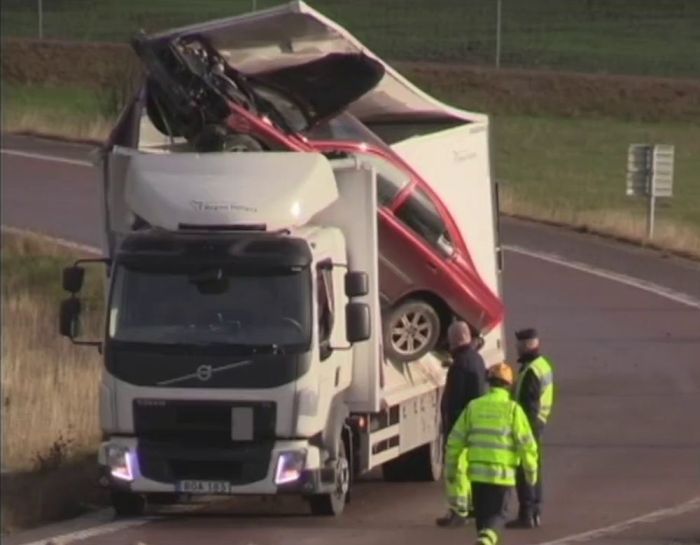 Поезд, который «выпал» из вокзала: 4 самые нестандартные транспортные аварии Поезд, который «выпал» из вокзала: 4 самые нестандартные транспортные аварии аварии,авто и мото,автомобили,происшествия