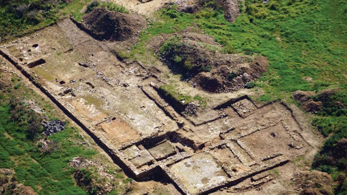 Северный хребет виллы и западное крыло на раскопках на ферме Дрюс в Роман-Дорсете, 2017 г.,  Current Archeology.