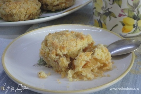 Песочные пирожные с яблоками сахар, крошки, Добавить, минут, масло, масляномучной, столовой, начинки, состояния, начинку, остудить, ложке, хорошо, утрамбовать, перемешать, Слегка, формочек, получилось, Натереть, желток