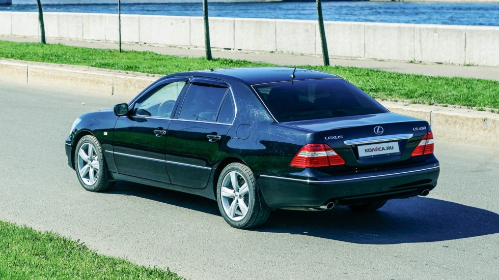 Lexus LS430 сзади (4)
