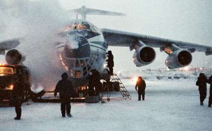 На фото: лайнер ИЛ-76 готовится к вылету на Северный полюс
