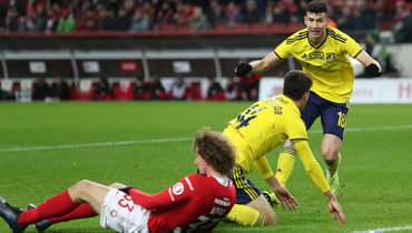 8 декабря. Москва. &laquo;Спартак&raquo; &mdash; &laquo;Ростов&raquo; &mdash; 1:4. Только что Бахтияр Зайнутдинов (№ 18) открыл счет и спешит разделить радость с Элдором Шомуродовым.