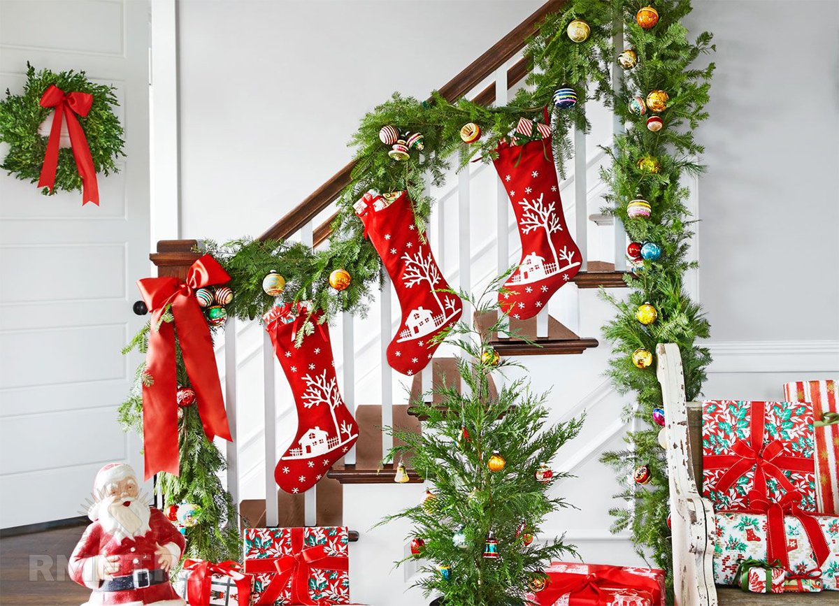 Идеи новогоднего украшения лестницы