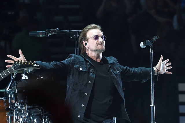 Боно и Эдж из группы U2 дали концерт в киевском метро