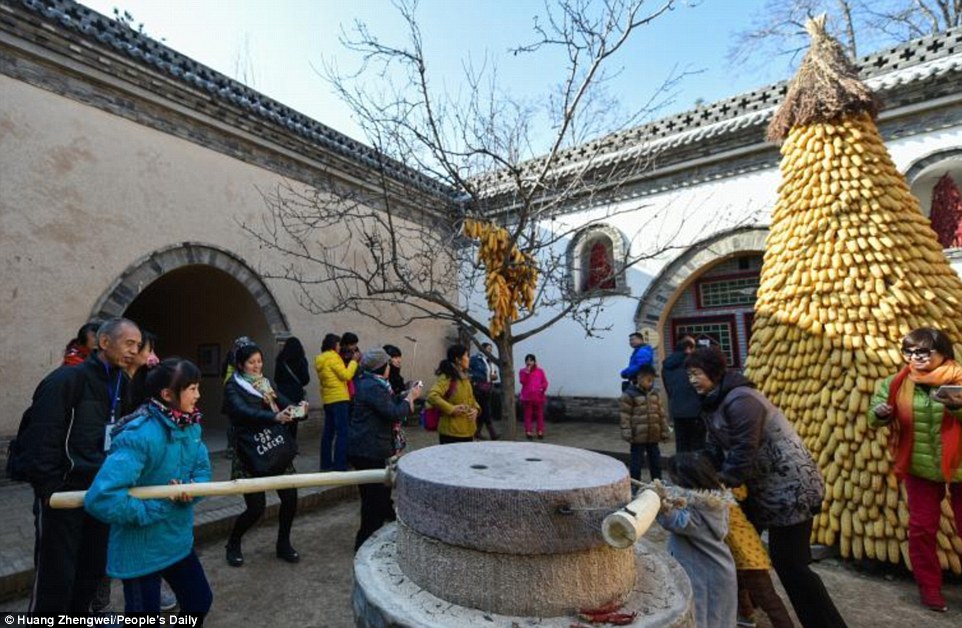 Почему в Китае некоторые люди до сих пор живут в пещерных домах Почему в Китае некоторые люди до сих пор живут в пещерных домах