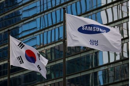 A flag bearing the logo of Samsung flutters in front of its office building in Seoul, South Korea, October 25, 2020. REUTERS/Kim Hong-Ji