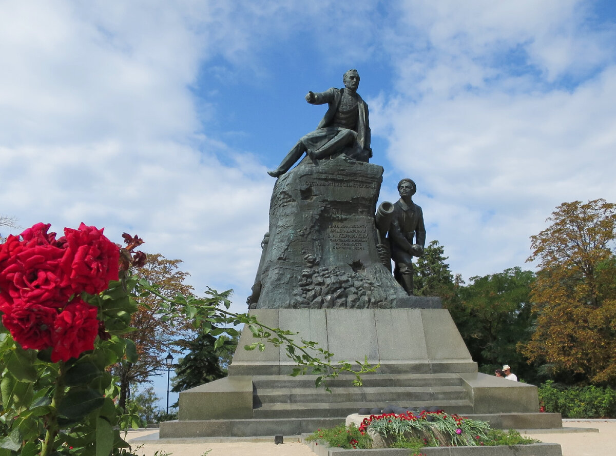Памятник Корнилову, справа матрос Кошка. Малахов Курган