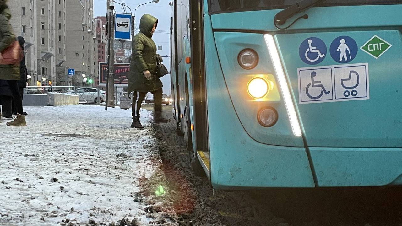 Неисправный лазурный автобус стал причиной серьезной пробки на юге Петербурга