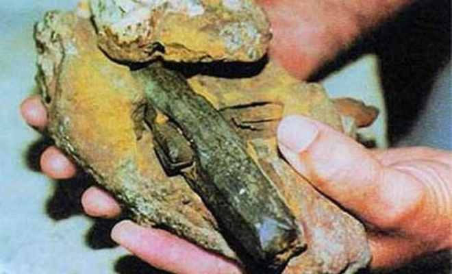 В 1936 году археологи нашли железный молоток внутри камня. Современный анализ показал, что самому камню 400 миллионов лет рабочий, анализ, камня, более, Археологи, подтвердить, смогли, веках Исследователи, XVIIIXIX, пользовались, рабочие, шахтах, молотками, Такими, древесины, неминерализированной, сделана, рукоять, железа, точную