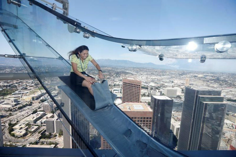 Стеклянная горка на самом высоком небоскребе Лос-Анджелеса заменяет отважным лифт здания, трубе, всего, коврик, стоит, Skyslide, резиновый, террасой, случаются, казусы, одеждуНесмотря, трения, долларов, защищает, поверхностью, сцепление, уменьшает, который, впечатления, время