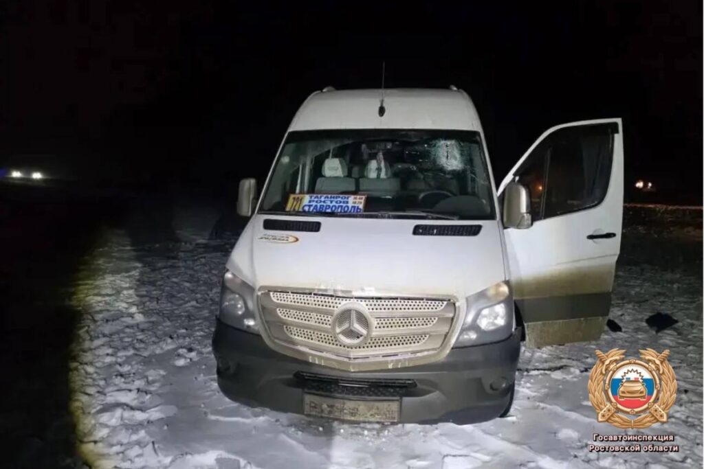 Кусок льда пробил окно маршрутки под Ростовом, водитель погиб