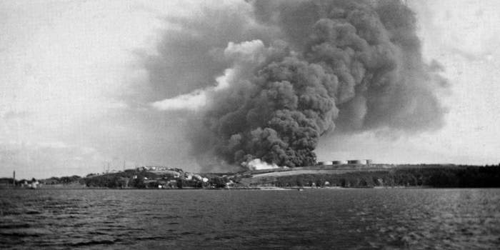 Нефть и пламя: как немцы устроили огненное шоу в Битве за Британию Великая Отечественная война,история