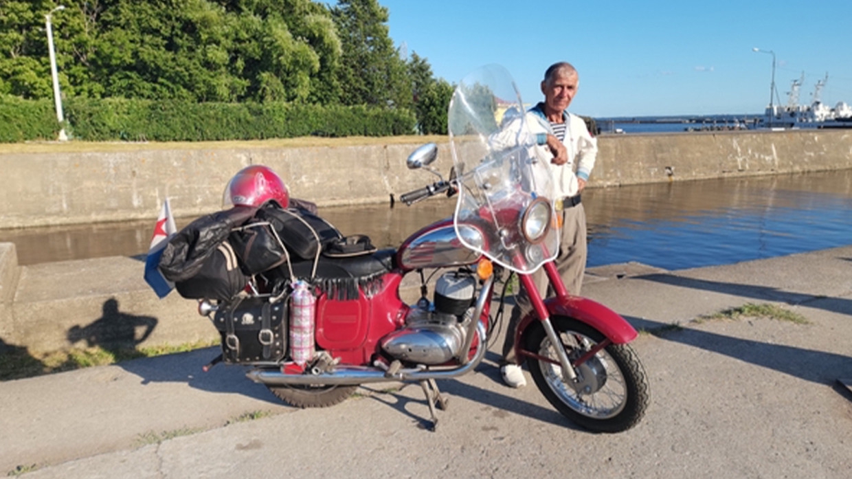 Пожилой мотоциклист проехал 2400 километров, чтобы попасть на День ВМФ в Кронштадт