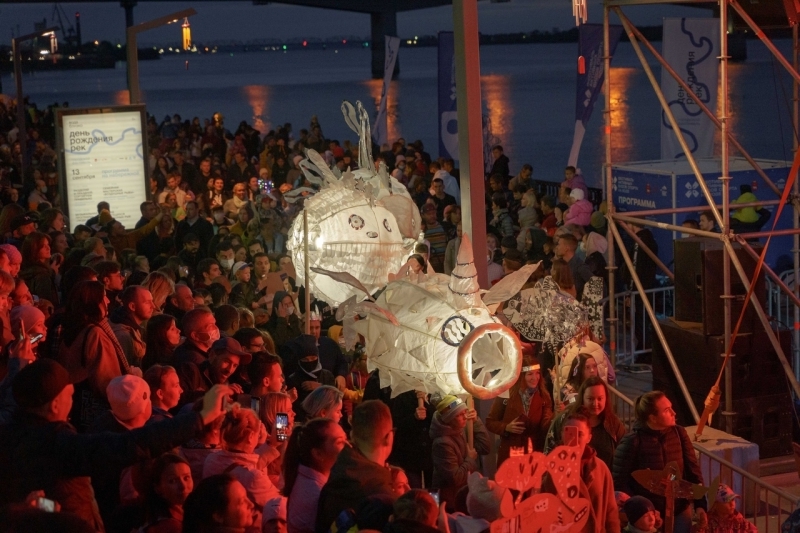 Шествие гигантских светящихся голов устроят на фестивале «Алушта.Green 2021»