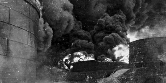 Нефть и пламя: как немцы устроили огненное шоу в Битве за Британию пожарных, Королевских, истребителей, перехватчиков, которые, немцы, более, нефтехранилище, пламя, налёты, тысяч, чудовищные, обнаружения, както, ПембрукДоке, Bf109, расчёты, восемнадцати, немецких, несколько