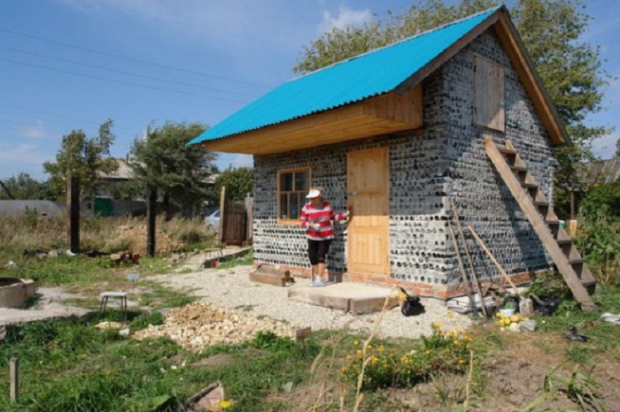 Дом из бутылок, который построила сама.