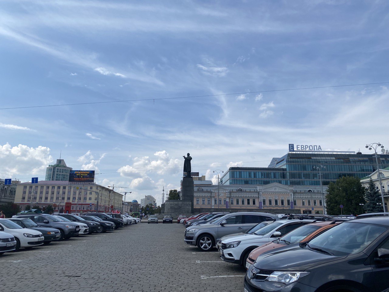 Екатеринбург закрыт. Парковка на площади 1905. Площадь 1905 года парковка. Площадь 1905 года Екатеринбург. Площадь 1905 года закрыли.