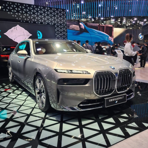 Предварительный просмотр автосалона в Шанхае &ndash ; Чему мы можем научиться у Гуанчжоу?» /></p>
<p>БМВ i7 </p>
<p>Самым популярным стендом, вероятно, был стенд BMW, на котором были представлены iX, новый i7 и 7-Series. BMW лидировала среди контингента ABB в 2022 году, и их стенд в Гуанчжоу был переполнен, несмотря на то, что толпа электромобилей в Твиттере могла заставить вас поверить. Конечно, их электромобили слишком дороги для местного рынка, но интерес к их автомобилям с ДВС остается высоким. Впрочем, никаких намеков на что-то новое здесь нет.</p>
<p>Audi также была оснащена не одной, а двумя подставками, хотя одна из них почему-то оказалась гораздо более популярной, чем другая. Они могут воспользоваться шансом запустить новый электромобиль в Шанхае. Что касается Mercedes-Benz, то они даже не привезли стенд в Гуанчжоу, а разместили пару моделей на стенде BAIC, своего производственного партнера в Китае. Без сомнения, в Шанхае все будет по-другому, и они могут даже воспользоваться шансом представить свой новый E-Class, ключевой автомобиль в регионе.</p>
<p><img decoding=