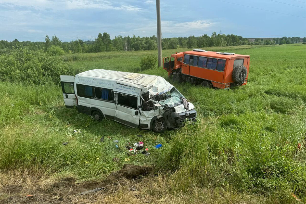 В Красноярском крае микроавтобус с детьми врезался в КамАЗ