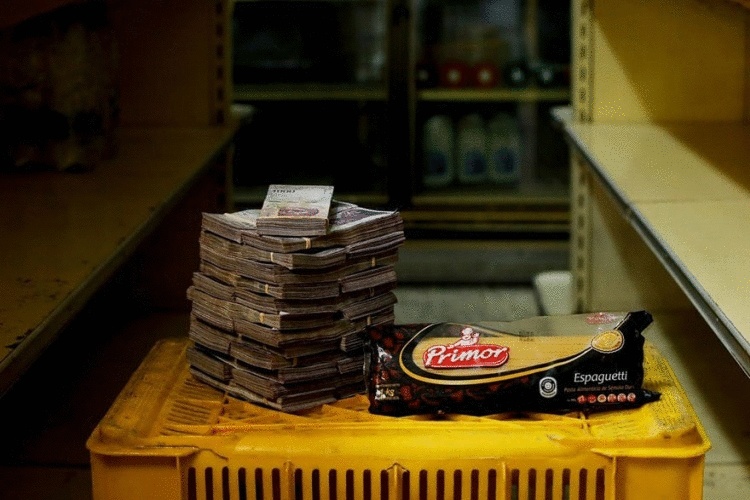 Фотограф из Венесуэлы показал последствия инфляции, положив рядом продукты и сумму денег, которую они стоят 